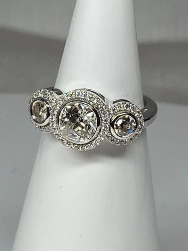 Bague 52 Bague trilogie - Bague de fiançailles en or 18 ct et diamants 58 Facettes AB48
