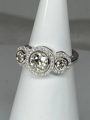 Bague 52 Bague trilogie - Bague de fiançailles en or 18 ct et diamants 58 Facettes AB48