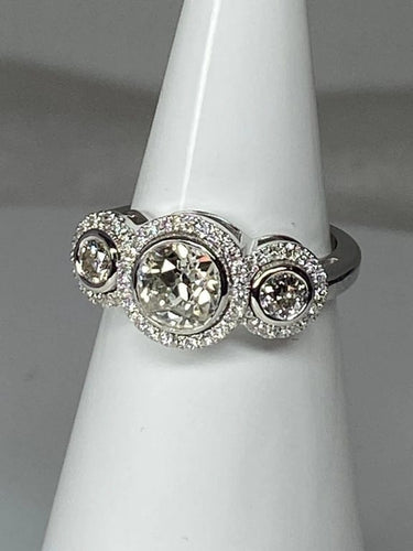 Bague 52 Bague trilogie - Bague de fiançailles en or 18 ct et diamants 58 Facettes AB48