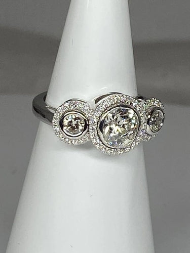 Bague 52 Bague trilogie - Bague de fiançailles en or 18 ct et diamants 58 Facettes AB48