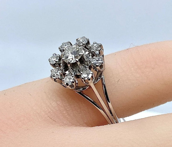 Bague 47 Bague marguerite en or blanc 18 carats et diamants 58 Facettes AB158