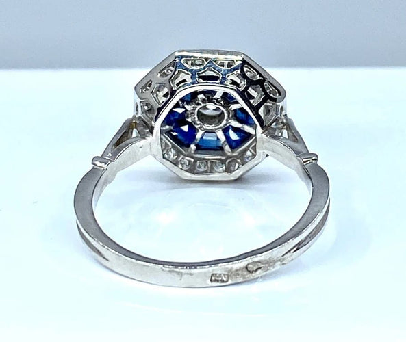 Bague 54 Bague octogonale en or blanc 18 carats, saphirs et diamants 58 Facettes AB220