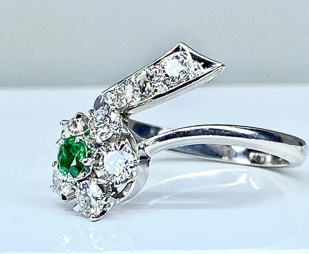 Bague 48 Bague fleur en or blanc 18 carats avec émeraude et diamants 58 Facettes AB294