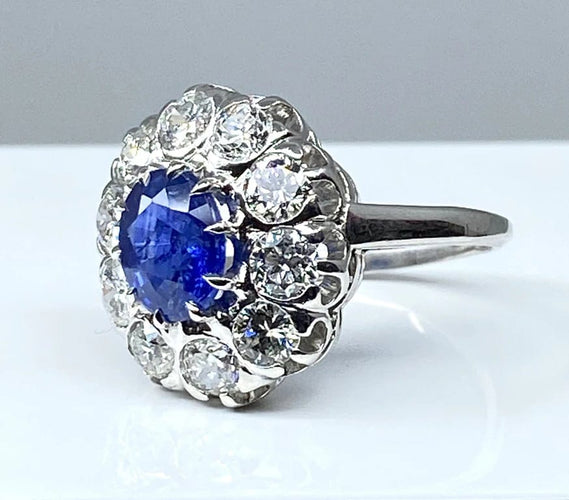 Bague 57 Bague marguerite en or blanc 18 carats et platine, saphir et diamants 58 Facettes AB347