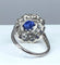 Bague 57 Bague marguerite en or blanc 18 carats et platine, saphir et diamants 58 Facettes AB347