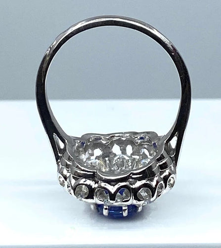 Bague 57 Bague marguerite en or blanc 18 carats et platine, saphir et diamants 58 Facettes AB347