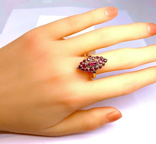 Bague 58 Bague marquise en or jaune 18 carats pavée de rubis 58 Facettes AB395
