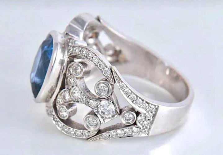 Bague 53 Bague en or blanc 18 carats avec saphir de Ceylan et diamants 58 Facettes AB 407