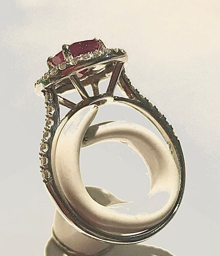 Bague 50 Bague en or blanc 18 carats avec rubis birman et diamants 58 Facettes AB423