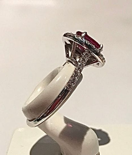Bague 50 Bague en or blanc 18 carats avec rubis birman et diamants 58 Facettes AB423