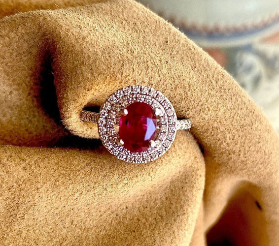 Bague 50 Bague en or blanc 18 carats avec rubis birman et diamants 58 Facettes AB423