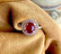 Bague 50 Bague en or blanc 18 carats avec rubis birman et diamants 58 Facettes AB423