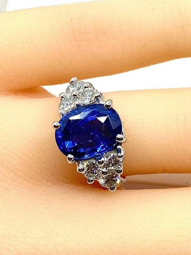 Bague 50 Bague en or blanc 18 carats avec saphir birman 5,32 ct et diamants 58 Facettes AB416