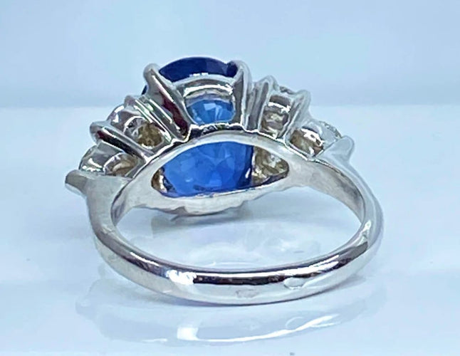 Bague 50 Bague en or blanc 18 carats avec saphir birman 5,32 ct et diamants 58 Facettes AB416