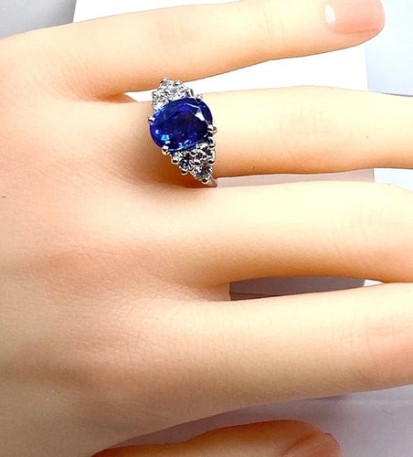 Bague 50 Bague en or blanc 18 carats avec saphir birman 5,32 ct et diamants 58 Facettes AB416