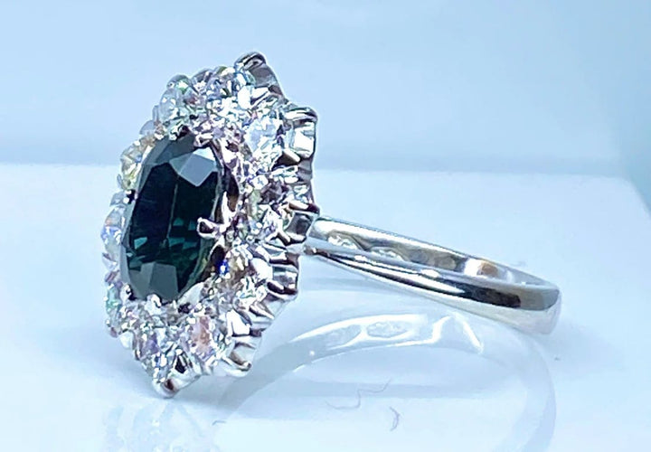 Bague 55 Bague marguerite en or blanc 18 carats, saphir 2,11 ct et diamants 58 Facettes AB431