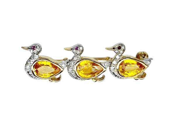Broche Broche canards en or jaune 18 carats, saphirs jaunes, diamants et rubis 58 Facettes AB455