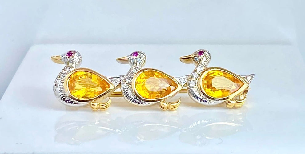 Broche Broche canards en or jaune 18 carats, saphirs jaunes, diamants et rubis 58 Facettes AB455