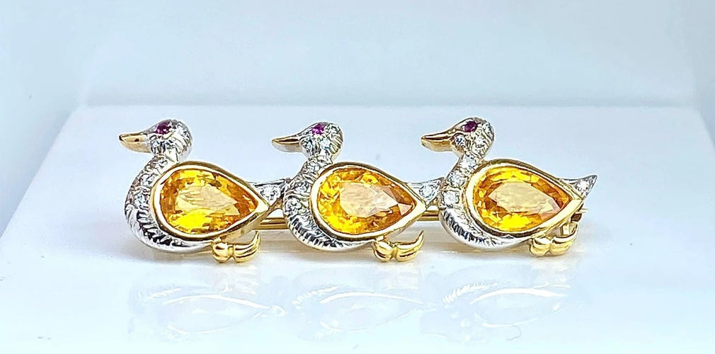 Broche Broche canards en or jaune 18 carats, saphirs jaunes, diamants et rubis 58 Facettes AB455