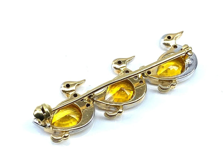 Broche Broche canards en or jaune 18 carats, saphirs jaunes, diamants et rubis 58 Facettes AB455