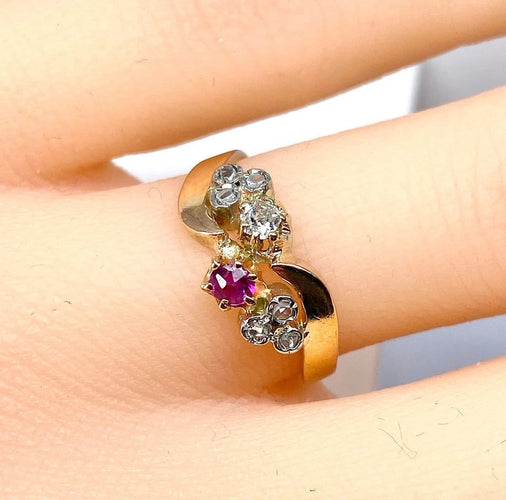 Bague 49 Bague en or 18 carats, diamants et rubis, époque 1900 58 Facettes AB490