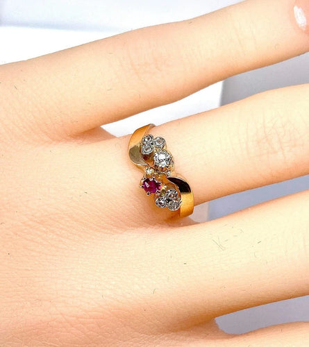 Bague 49 Bague en or 18 carats, diamants et rubis, époque 1900 58 Facettes AB490