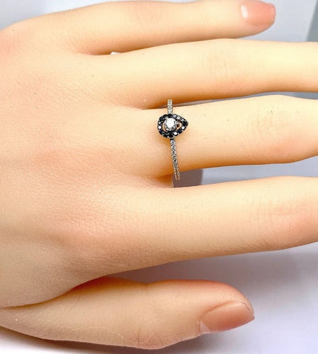Bague 52.5 Bague solitaire en or blanc avec diamants blancs et noirs 58 Facettes AB509