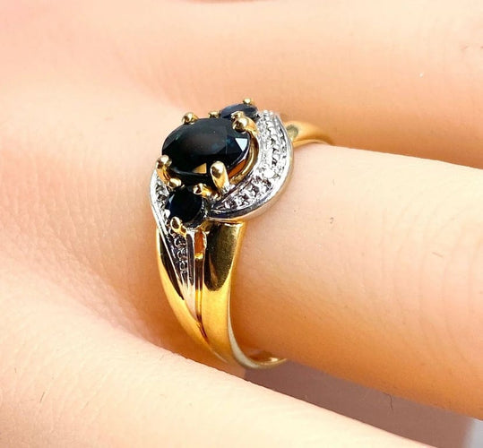 Bague 54 Bague jonc tourbillon en or jaune 18 carats, saphirs et diamants 58 Facettes AB575