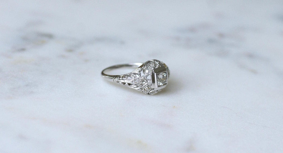 Bague 57 Art Déco - Bague dôme ajourée en or blanc et platine, diamants 58 Facettes