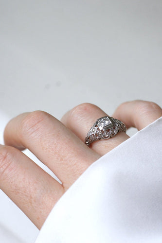 Bague 57 Art Déco - Bague dôme ajourée en or blanc et platine, diamants 58 Facettes