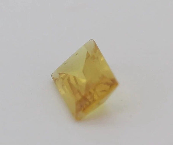 Gemstone Saphir jaune non chauffé 0,47 ct taille rectangle 58 Facettes 158