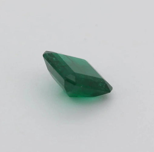 Gemstone Émeraude naturelle carrée 1,69 ct du Brésil, certificat GRS 58 Facettes 468