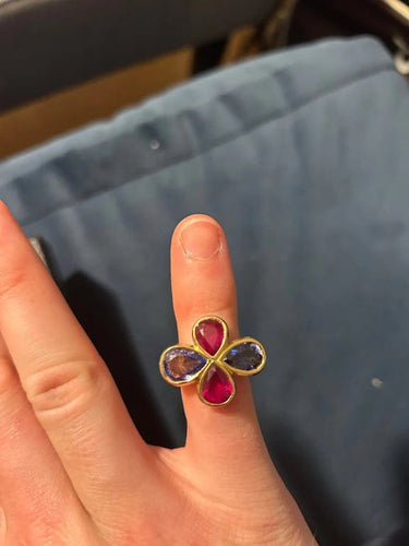 Bague 53 Bague en or jaune 18 ct avec rubis et saphirs 58 Facettes