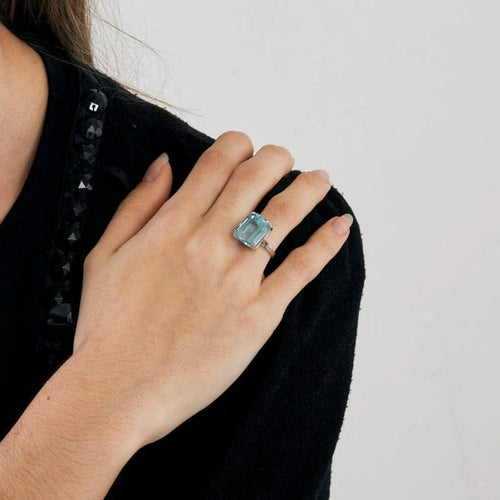 Bague 47 Bague en or blanc 750 ornée d’une topaze bleue 58 Facettes