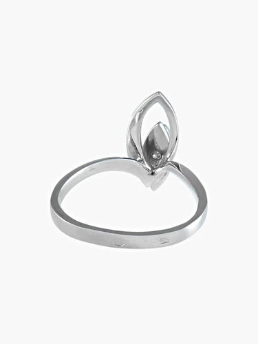 Bague 51 Bague en or blanc 18 carats sertie d’un diamant navette 58 Facettes