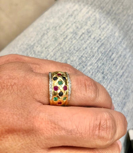 Bague 52 Bague jonc en or jaune 18K sertie d’émeraudes, rubis, saphirs et diamants 58 Facettes