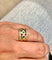 Bague 52 Bague jonc en or jaune 18K sertie d’émeraudes, rubis, saphirs et diamants 58 Facettes