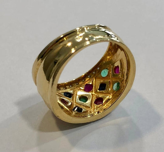 Bague 52 Bague jonc en or jaune 18K sertie d’émeraudes, rubis, saphirs et diamants 58 Facettes