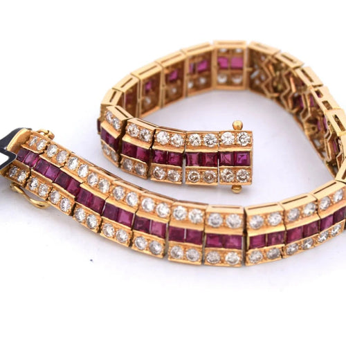 Bracelet Bracelet vintage en or jaune 18 carats avec rubis et diamants 58 Facettes BR99