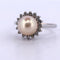 Bague 53 Bague en or blanc 18 carats avec perle naturelle et diamants 58 Facettes
