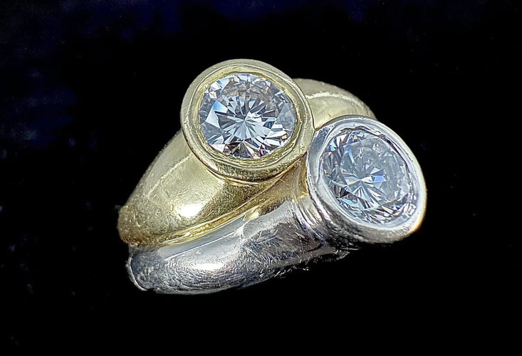 Bague 52 Bague en or blanc et jaune 18 carats sertie de deux diamants 58 Facettes