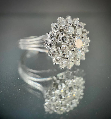 Bague 60 Bague fleur en or blanc 18 carats et diamants 58 Facettes