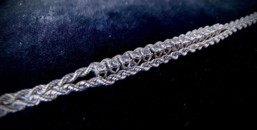 Bracelet Bracelet torsadé en or blanc 14 carats et diamants 58 Facettes