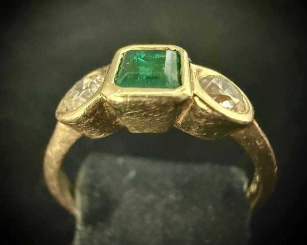 Bague 54 Bague en or jaune 18 carats avec émeraude et diamants 58 Facettes