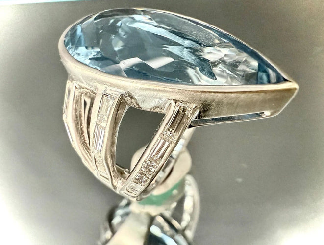 Bague 58 Bague en or blanc 18 carats, topaze et diamants 58 Facettes
