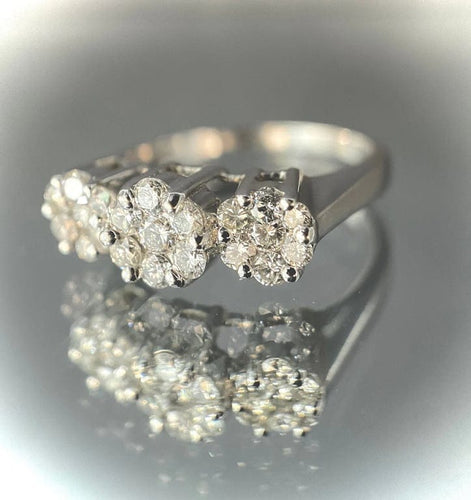 Bague 60 Bague trio de fleurs en or blanc 18 carats et diamants 58 Facettes