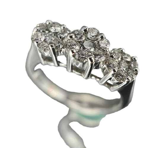 Bague 60 Bague trio de fleurs en or blanc 18 carats et diamants 58 Facettes