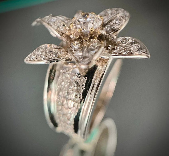 Bague 53.5 Bague fleur en or blanc 18 carats et diamants 58 Facettes