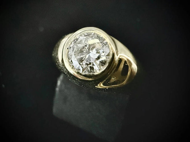 Bague 53.5 Bague jonc homme en or jaune 18 carats avec diamant 0,85 ct 58 Facettes