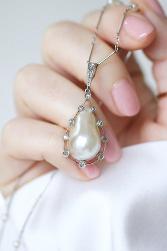 Collier Collier Art déco pendentif goutte en platine, or jaune 18k, perle mabé et diamants 58 Facettes